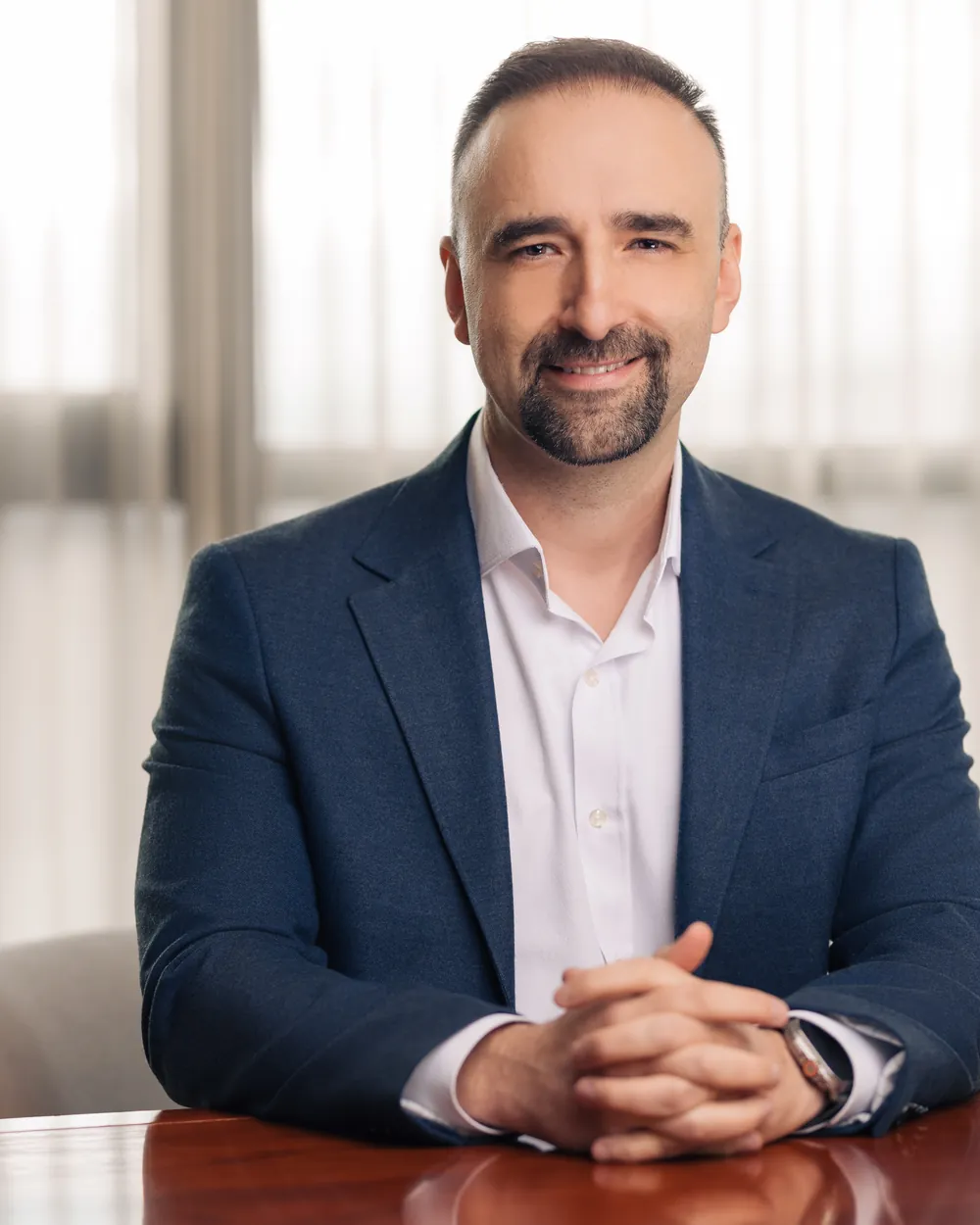 Dan Luca la masă, lângă fereastră