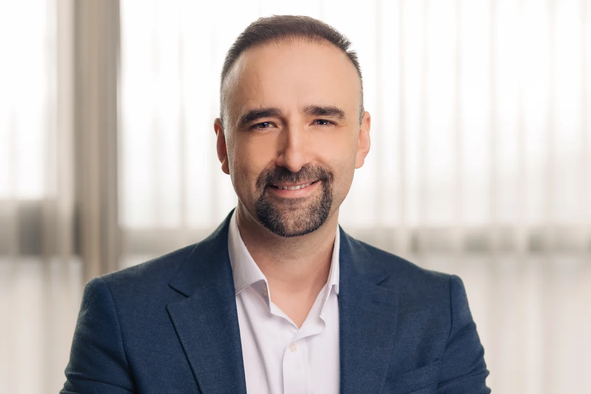 Dan Luca la masă, lângă fereastră