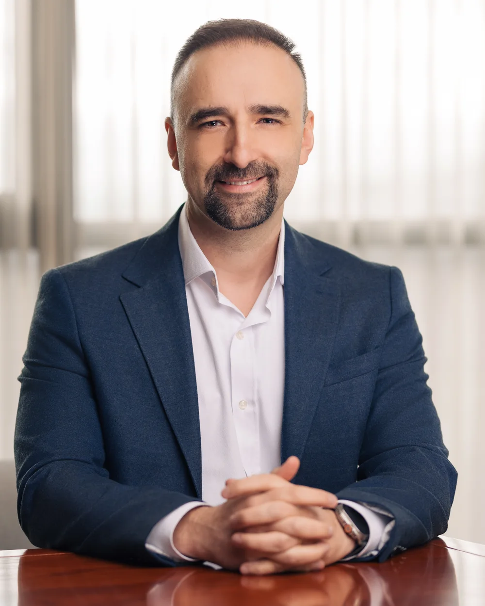 Dan Luca la masă, lângă fereastră
