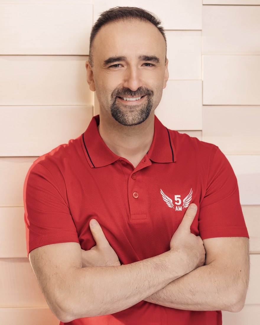 Dan Luca, fondatorul 5AM Club România, în tricoul roșu 5AM