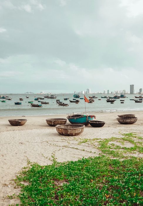 Bărci rotunde de pescari pe plaja din Da Nang