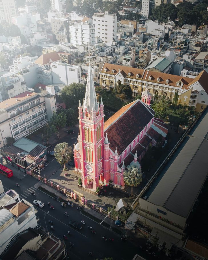 Biserica roz din Ho Chi Minh, văzută de sus