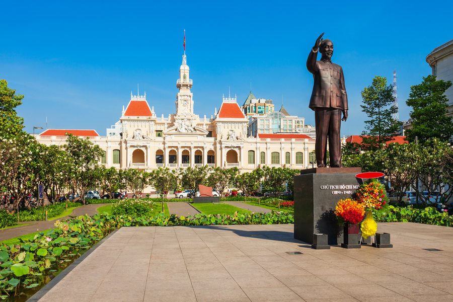 Primăria din Ho Chi Minh și statuia din fața ei