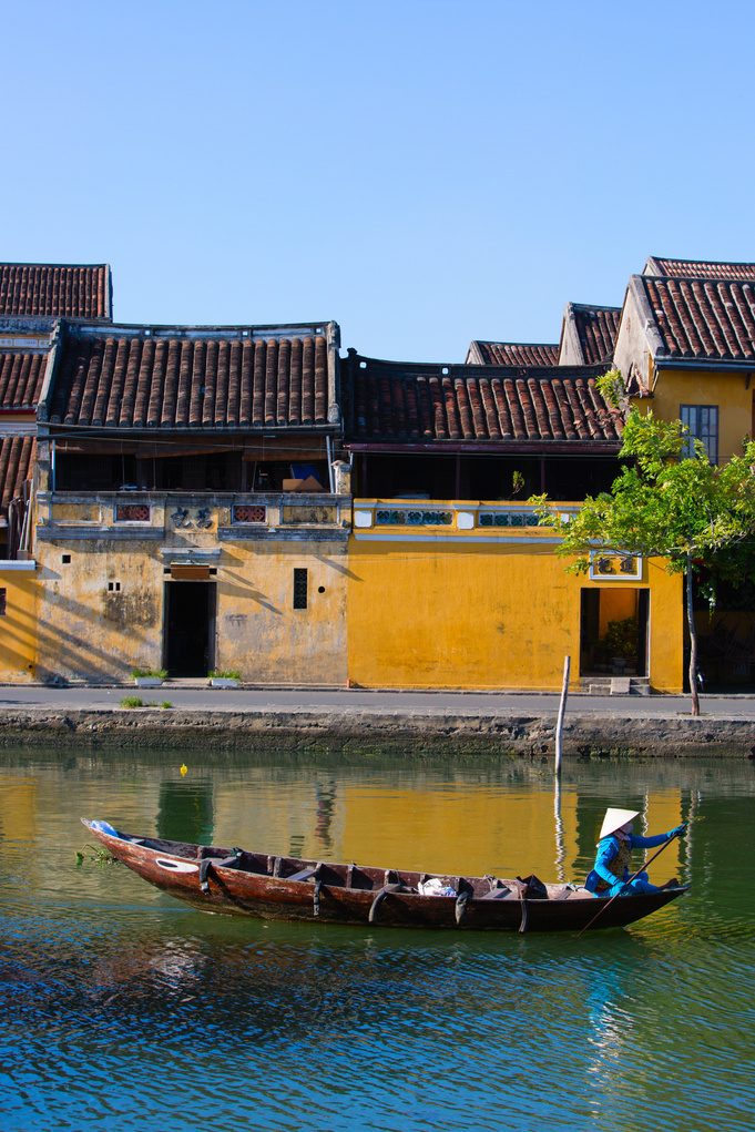 Hoi An: case galbene pe malul râului și o barcă