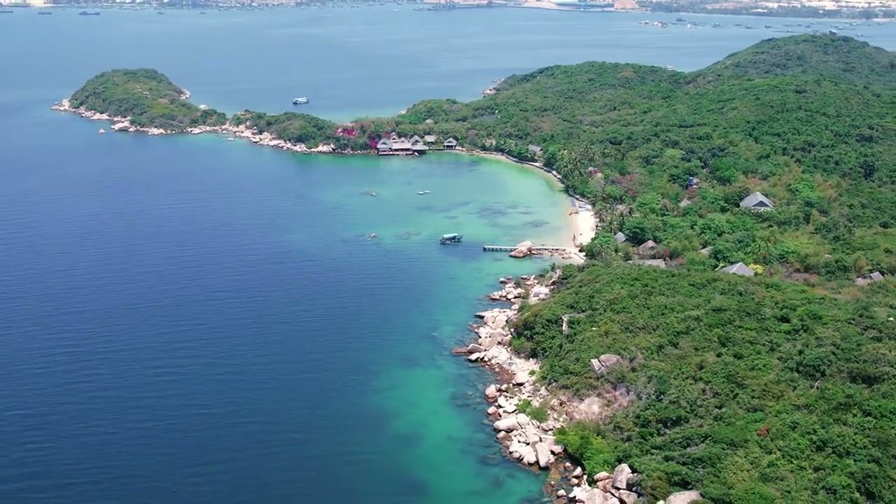 Whale Island văzută de sus: golful, plaja și bungalourile din pădure