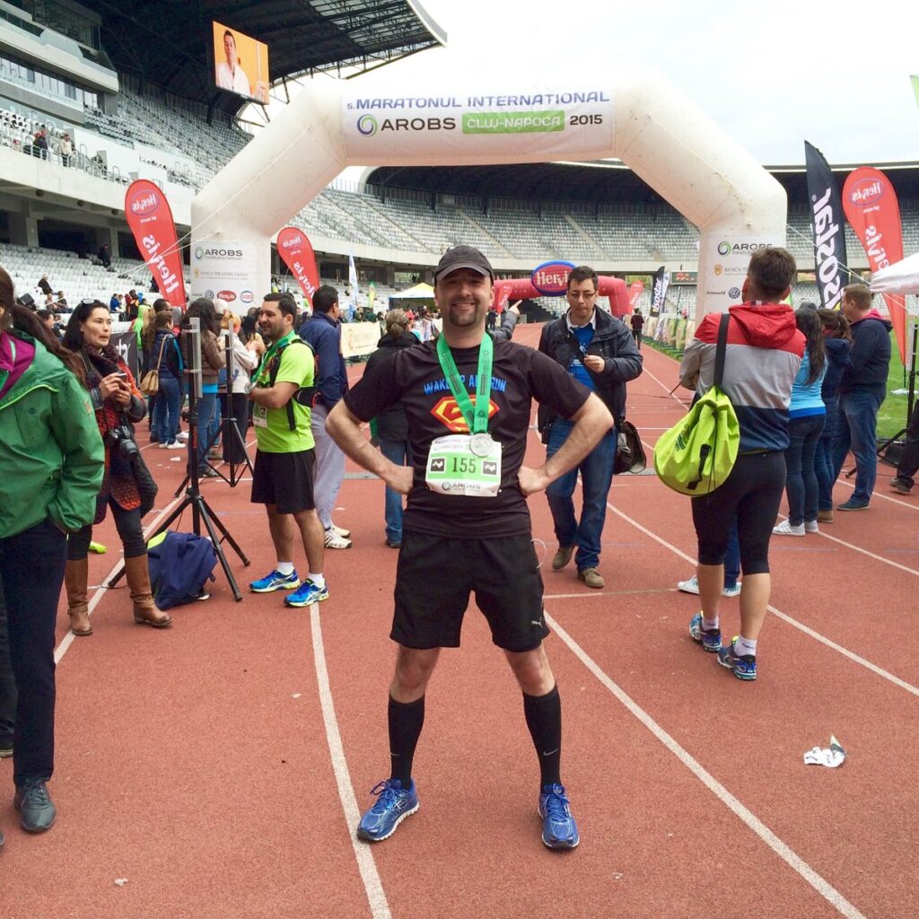 Dan Luca pe pista de pe Cluj Arena, cu medalia la gât, după Maratonul Internațional Cluj-Napoca 2015