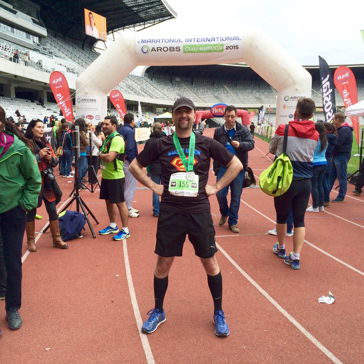 Dan Luca pe pista de pe Cluj Arena, cu medalia la gât, după Maratonul Internațional Cluj-Napoca 2015