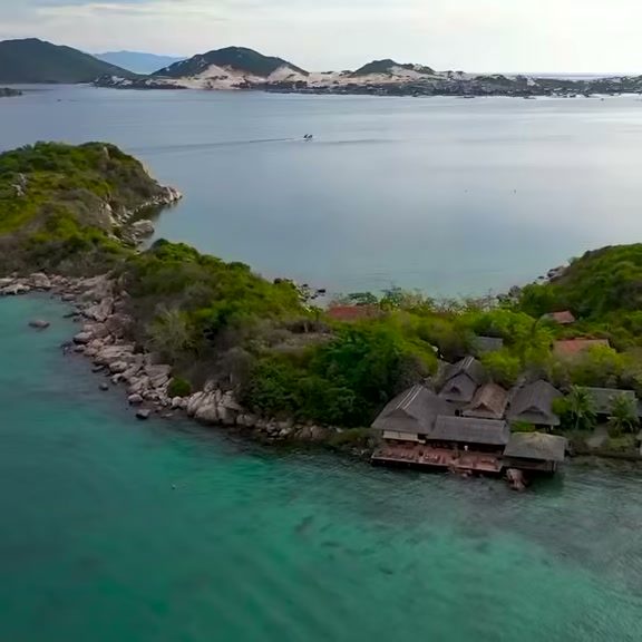 Whale Island de sus, cu bungalourile pe malul golfului