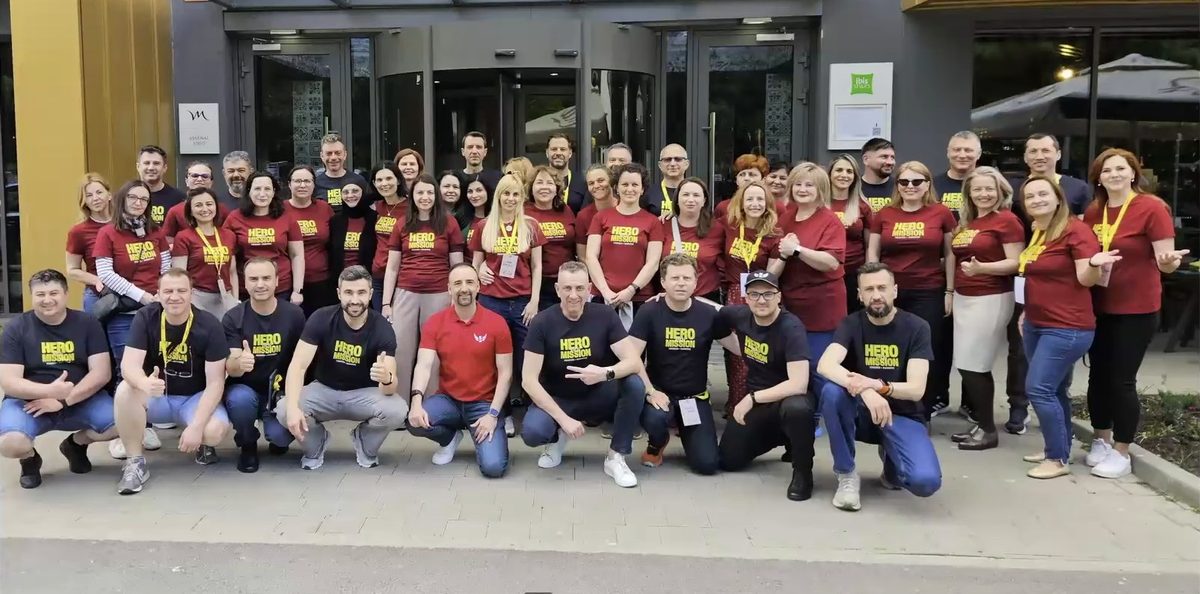 Grupul de la retreatul 5AM din Sibiu, mai 2026, în tricouri HERO