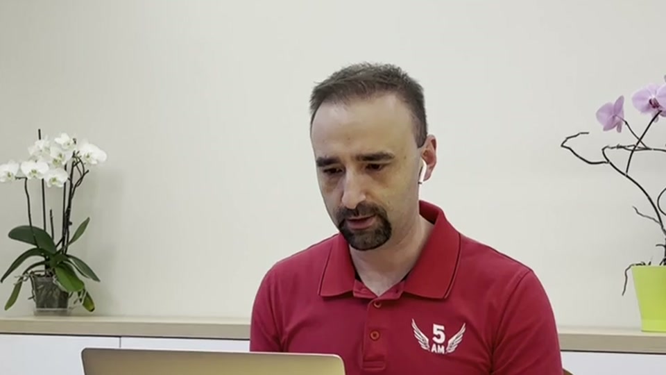 Reportaj Observator, Antena 1, 2022: Dan Luca lucrează la laptop dimineața devreme, în tricoul 5AM